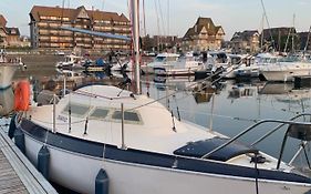 Madi au fil de l'eau à Deauville